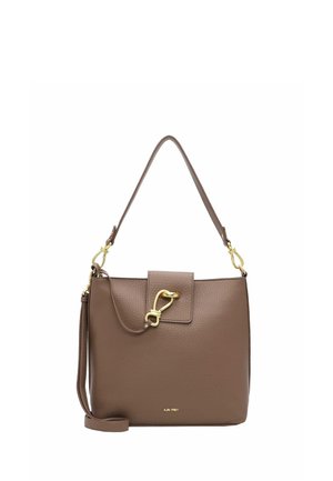 Borsa a mano in pelle marrone con chiusura dorata, tracolle lunghe e corte e piccolo logo del marchio al centro davanti.