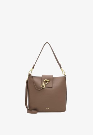 Sac à main en cuir marron avec fermoir doré, longues et courtes bandoulières, et petit logo de la marque au centre avant.