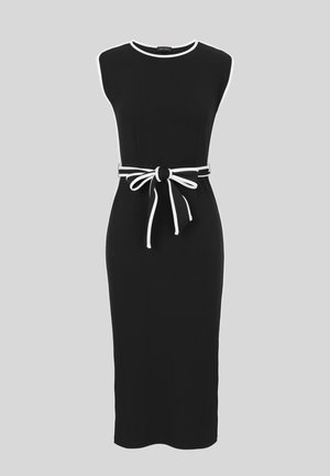 Vestito midi senza maniche nero con rifiniture bianche ai bordi e cintura bianca annodata in vita, esposto su uno sfondo grigio.