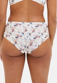 Bas de bikini taille haute en tissu doux, avec un motif floral dans des tons de pêche et de bleu, et une texture lisse offrant un ajustement confortable.