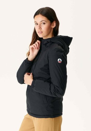 Zwarte geïsoleerde jas met een capuchon, met elastische manchetten en zijzakken. Opvallende logopatch op de linkerarm. Soepele textuur.
