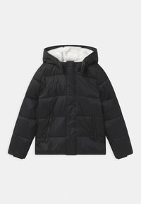 Giacca a vento nera con chiusura a zip, cappuccio e rivestimento in pile. Presenta un motivo trapuntato e due tasche laterali con zip. Materiale esterno liscio.