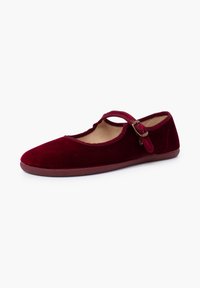 Chaussure plate Mary Jane en velours bordeaux avec un bout rond, une sangle réglable et une tige douce et texturée. Semelle en caoutchouc pour l'adhérence et le confort.