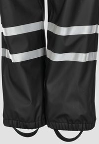 Sorte vandtætte bukser med to vandrette reflekterende sølvstriber, elastiske manchetter og ankelremme for en sikker pasform.