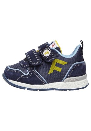 Granatowy dziecięcy sneaker z żółtym logo "F", dwoma paskami na rzep, jasnoniebieską podszewką oraz białą gumową podeszwą z teksturowanym bieżnikiem.