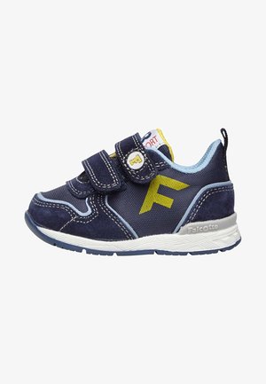 Baskets bleu marine pour tout-petit avec logo jaune "F", deux bandes velcro, doublure intérieure bleu clair et semelle en caoutchouc blanc avec grip texturé.