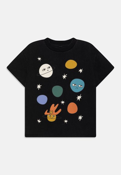 Črna majica s kratkimi rokavi, ki ima pisano grafiko s temo vesolja, vključno s planeti in zvezdami v različnih barvah in izrazih.