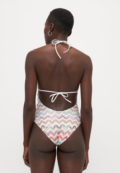 Costume da bagno intero con motivo zigzag multicolore, colletto all'americana bianco e design con schiena scoperta, caratterizzato da gambe a taglio alto.