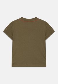 Guess CORE TODDLER KIDS BOY - Apdrukāts T-krekls - army olive