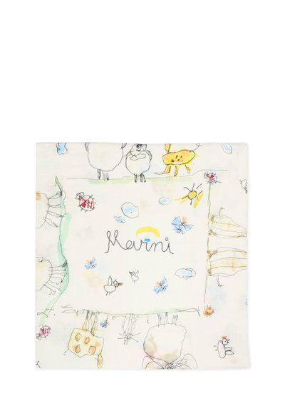 Kwadratowa jedwabna apaszka z jasnokremowym tłem, ozdobiona kolorowymi, fantazyjnymi ilustracjami zwierząt i kwiatów, zawierająca widoczne logo.