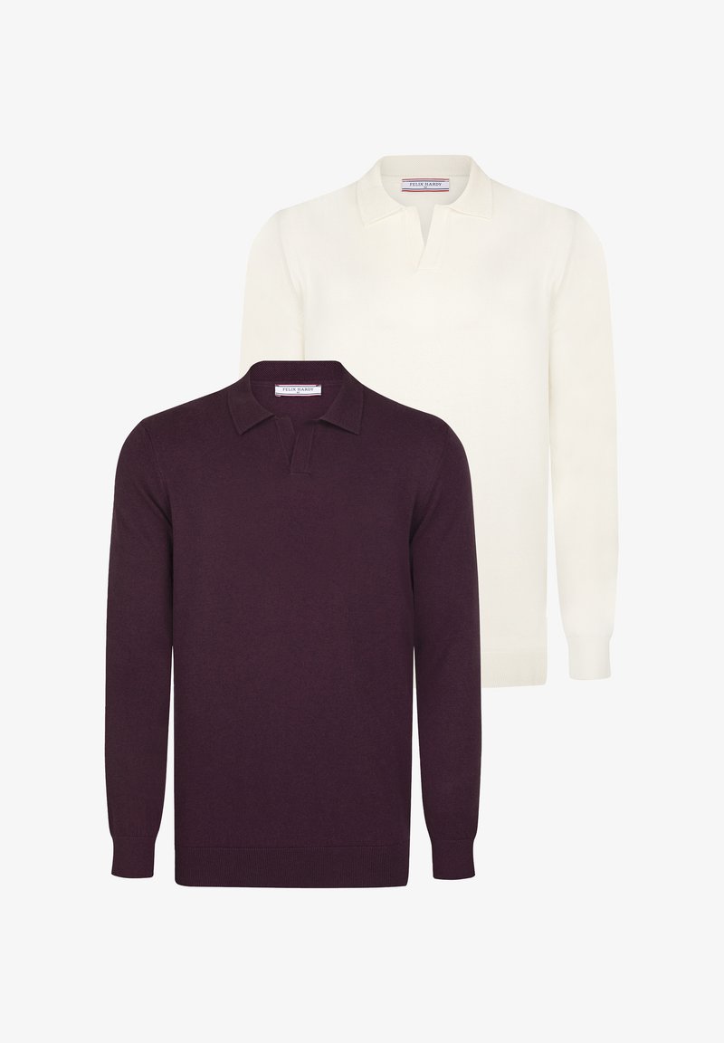 Zwei langärmlige Polo-Pullover. Einer in tiefem Burgunderrot mit strukturiertem Strick und der andere in einfarbigem Weiß mit glatter Oberfläche. Jeder hat einen kragenförmigen Halsabschluss.