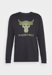 Schwarzes Langarmshirt mit olivgrüner Grafik eines Kuhschädels und dem Text "PROJECT ROCK" auf der Vorderseite.