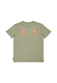 Olijfgroene katoenen t-shirt met kleurrijke retro tekst "BILLABONG Australia Since 73" op de achterkant gedrukt. Korte mouwen, ronde hals.