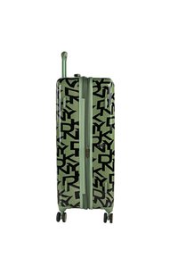 Maleta rígida verde con diseño de letras negras abstractas, asa extensible, cremallera central y cuatro ruedas giratorias.