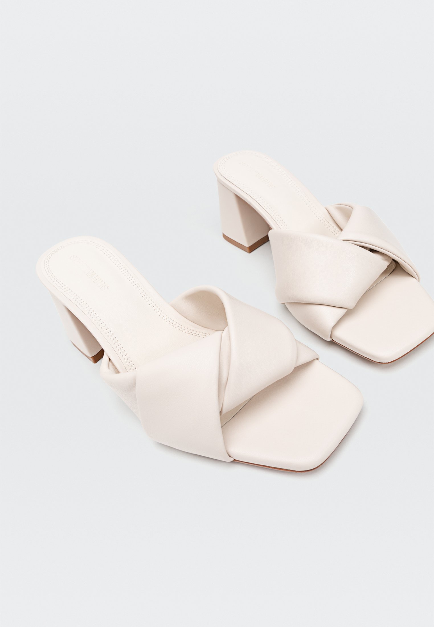 Stradivarius ABSATZ MIT NOTEN - Muiltjes met hak - off white/crème -  Zalando.be