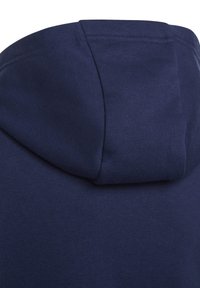 Marinblå hoodie med en mjuk textur, med en rundad huva. Materialet är slätt och visar sömdetaljer längs sömmarna.