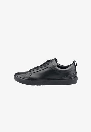 Czarne skórzane sneakersy z zaokrąglonym noskiem, teksturowaną gumową podeszwą i sznurowanym zapięciem. Posiadają małą metkę z tyłu i subtelne logo na boku.