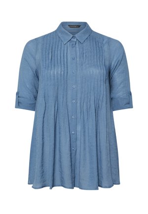 Hellblaues Hemd mit Knopfleiste aus strukturiertem Stoff, das vertikale Falten, einen Kragen und hochgekrempelte Ärmel aufweist.