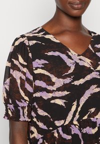 Kaffe NEFERI DRESS - Vestido de dia - black/brown/purple
