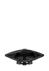 Bolsa tote negra con una apertura amplia, que cuenta con varios compartimentos, una sección acolchada para un portátil y un exterior de tela texturizada.