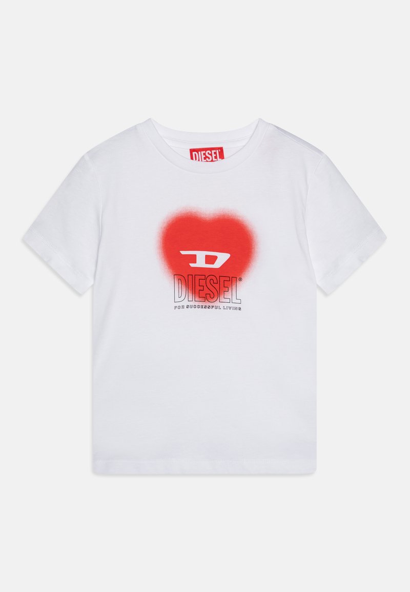 T-shirt em algodão branco com um gráfico de coração vermelho com um "D" branco no centro, e o texto "DIESEL" abaixo em preto. Mangas curtas; decote redondo.
