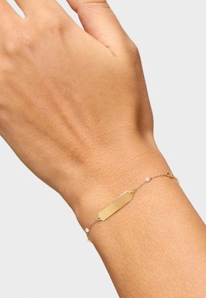 Pulsera de oro con un charm rectangular plano y pequeños acentos de cuentas blancas, que presenta una delicada cadena y cierre de langosta.