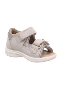 Šedá semišová sandál s dvěma nastavitelnými suchými zipy, otevřenou špičkou, perforovaným designem a bílou gumovou podešví. Měkké vnitřní polstrování je viditelné.