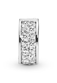 Srebrn prstan z vrstico okroglih, prozorne kristalov vklesanih v pravokotni okvir, z gladko, polirano površino.