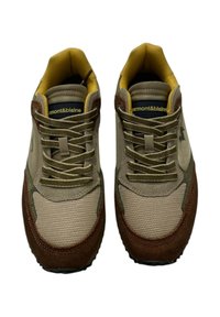 Sneakers beige e marroni con design in rete, dettagli in suede, interno imbottito giallo e lacci intrecciati. Logo del marchio sul lato.