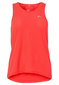 Camiseta deportiva roja sin mangas hecha de tela de malla transpirante, con cuello redondo y dobladillo ligeramente curvado. Incluye un detalle de logotipo reflectante.