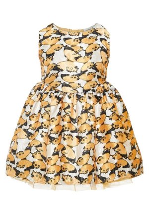 Sukienka dziewczęca bez rękawów z dopasowanym gorsetem i marszczonym dołem, zdobiona pomarańczowo-czarnym wzorem motyli na białym tle.