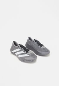 Επιλέχθηκε, grey four/chalk white/carbon