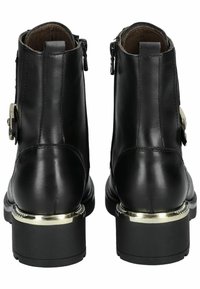 Stivali alla caviglia in pelle nera con finitura liscia, chiusura con zip e un accent metallic sul tacco. Presentano una punta rotonda e una suola texturizzata.