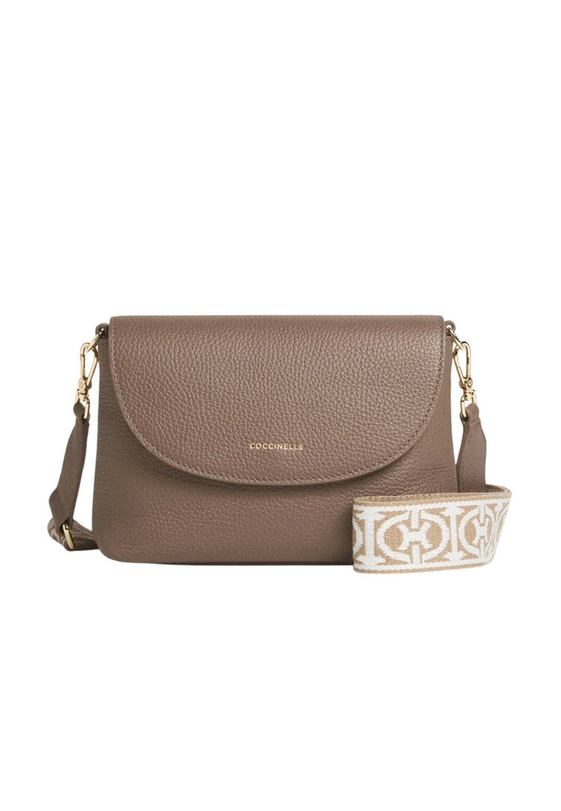 Borsa a tracolla in pelle marrone con texture, dotata di pattina a ribalta e finiture in oro. Dispone di una tracolla beige con motivo. Logo stampato sul davanti.