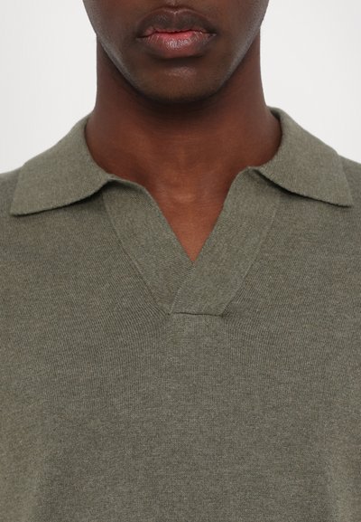 Pullover verde-oliva com decote em V e colarinho, feito de um tecido de malha texturizada. Apresenta um acabamento suave e uma silhueta ajustada.