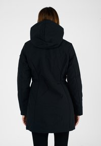 Černá voděodolná bunda s kapucí, dlouhými rukávy a zúženým střihem. Obsahuje švy a hladkou texturu.
