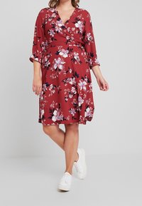 Vero Moda Curve Vapaa-ajan mekko - brown
