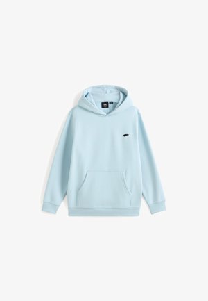 Sudadera azul claro hecha de tela suave, con un bolsillo tipo canguro y un pequeño logo negro en el pecho. Capucha con cordón.