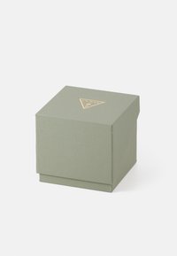 Groene gestructureerde vierkante cadeau-doos met een gouden driehoekig logo op de deksel. Beschikt over een naadloos ontwerp en een gladde afwerking.
