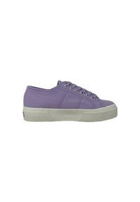 Sneaker in tela viola con una finitura texture, punta rotonda, suola in gomma bianca e sei paia di occhielli metallici.