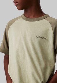 Calvin Klein Jeans Camiseta estampada - misty vale