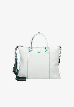 Sac fourre-tout en cuir blanc avec des poignées doubles et une bandoulière amovible. Présente des accents turquoise, des surpiqûres et un détail de logo.