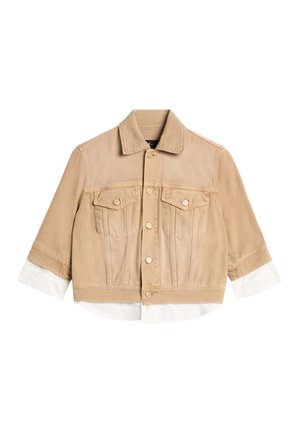 Beige cropped jakke med knapper foran, brystlommer med klap, og hvide skjortelignende lagdelte manchetter og kant.