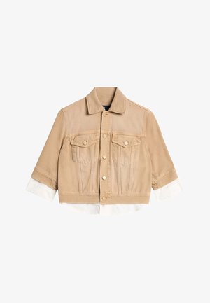 Beżowa krótka kurtka z zapięciem na guziki z przodu, kieszeniami z patkami na piersiach oraz białymi mankietami i dołem na wzór koszuli.