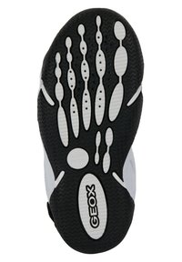 Suola di scarpa in gomma bianca e nera con un motivo a zigzag, caratterizzata da fori di ventilazione circolari e il logo "GEOX".
