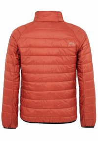 Giacca imbottita rossa con colletto alto, cuciture orizzontali e dettagli neri sull'orlo e sui polsini. Presenta un logo vicino alla spalla sinistra.
