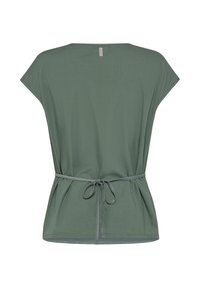 Groene blouse met korte mouwen en een getailleerde taille, voorzien van een strik en een gladde, textuurrijke stof. Eenvoudig, eigentijds ontwerp.