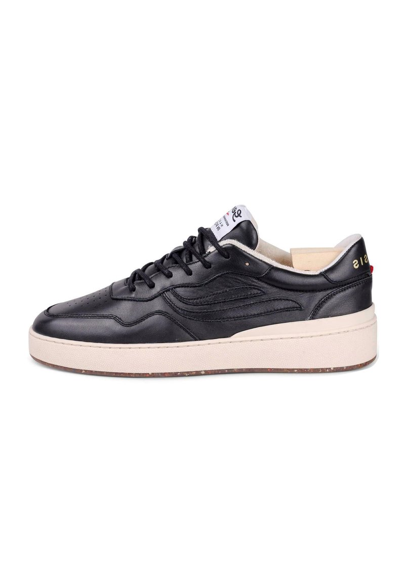 Sorte lærersneakers med lav profil, teksturert overflate, rund tå og kraftig kremfarget såle med et flerfarget prikket mønster.