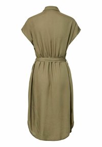 Olivgrön omslagsklänning med korta ärmar, belagd midja och ett flödande design. Slät textur och knälängd, med en krage.