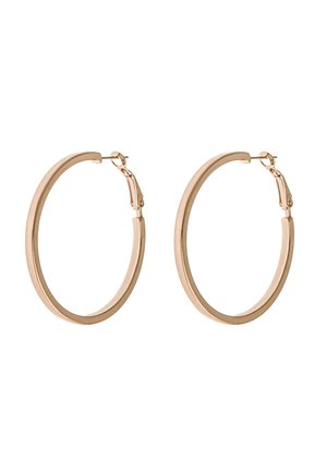 Paire de boucles d'oreilles créoles en or poli de taille moyenne avec fermoir à charnière, présentées sur fond blanc.